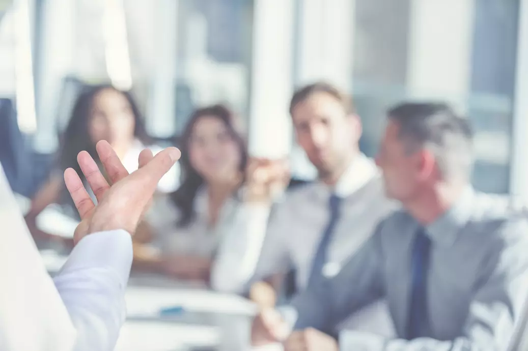 Equipe de executivos reunidos e debatendo em conjunto