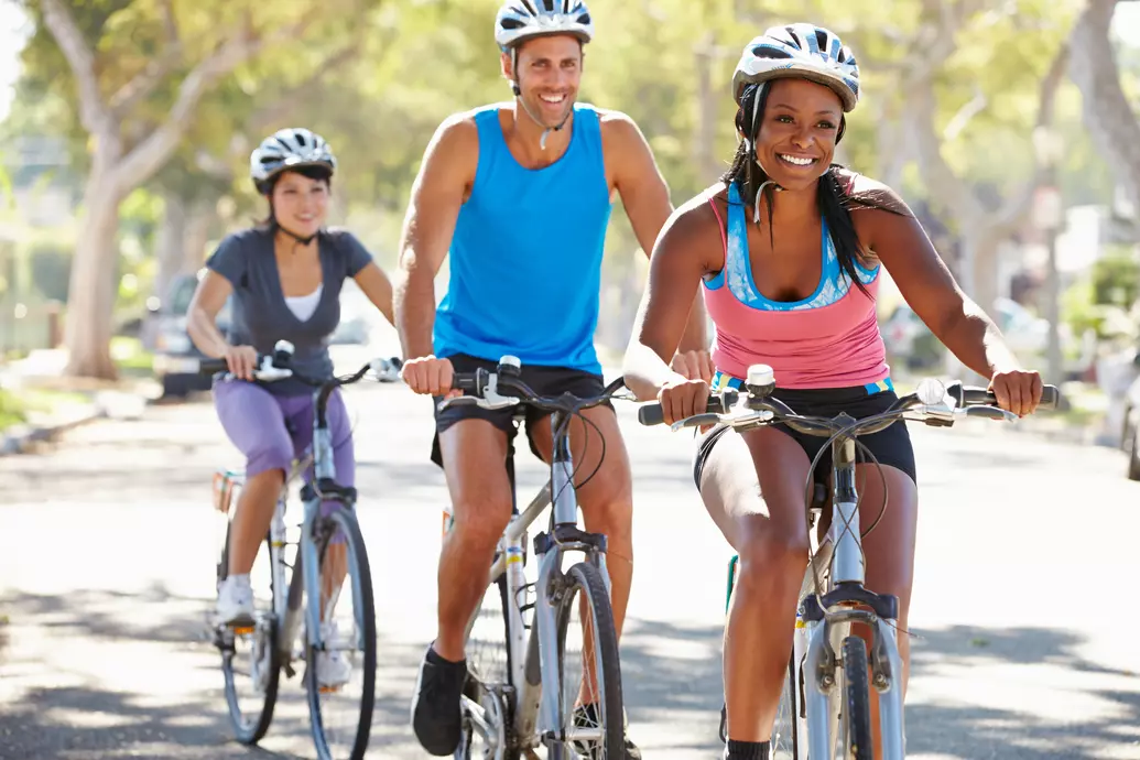 Grupo de ciclistas de rua