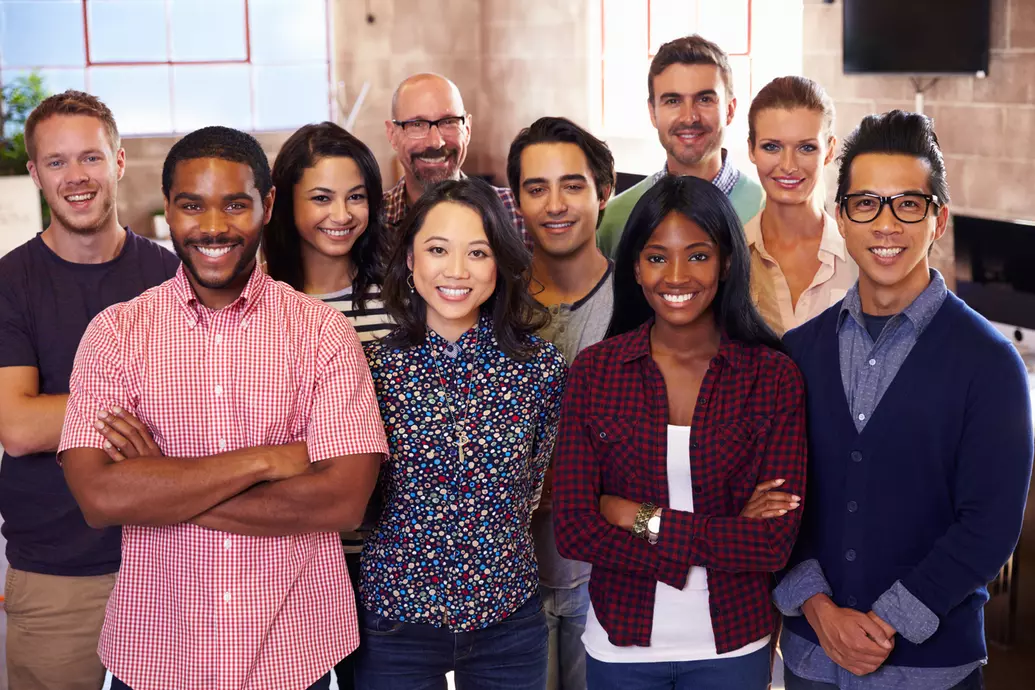 equipe-de-pessoas-diversas-em-pe-reunidas-olhando-para-foto